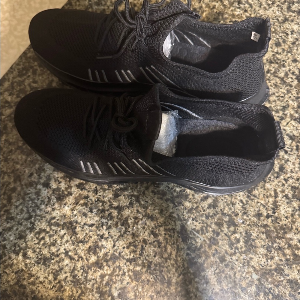 Men’s Black Athletic Shoes